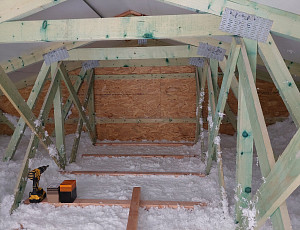 Zateplení stropu rodinného domu pomocí foukané izolace